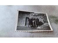 Photo Four young girls in front of a country house