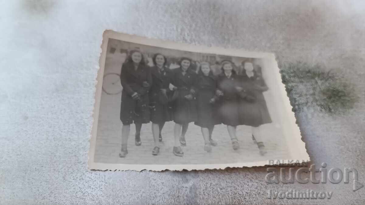 Photo Schoolgirls on the street Photo Schoolgirls on the street
