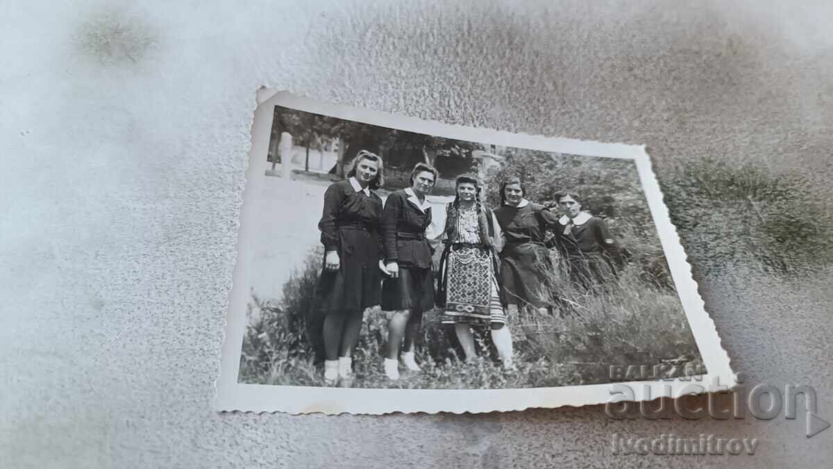 Picture Five young girls in the park