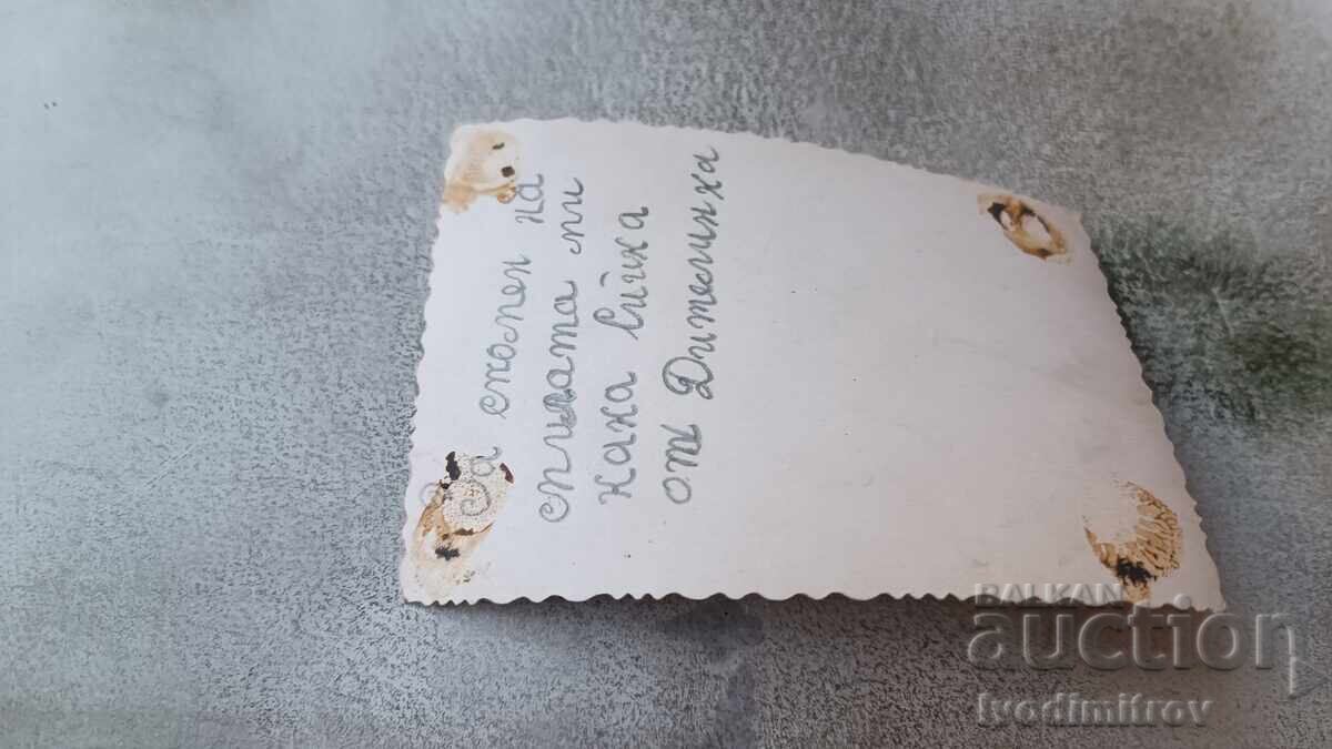 Φωτογραφία Νεαρό κορίτσι με λαϊκή φορεσιά στο πεζοδρόμιο με τιμή 1.85 BGN | € 0.95