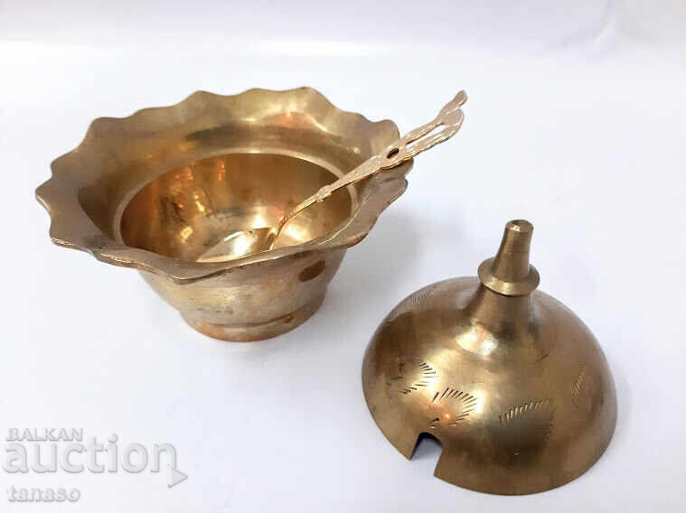 Delivery of Old brass sugar bowl with spoon (1.3) Delivery of Old brass sugar bowl with spoon (1.3)