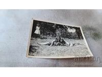 Photo Young girls lying on the grass