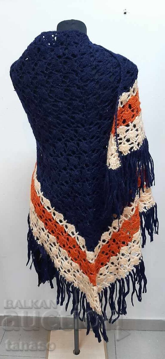 Auction Large hand-knitted wool scarf, cape (18.2) Auction Large hand-knitted wool scarf, cape (18.2)