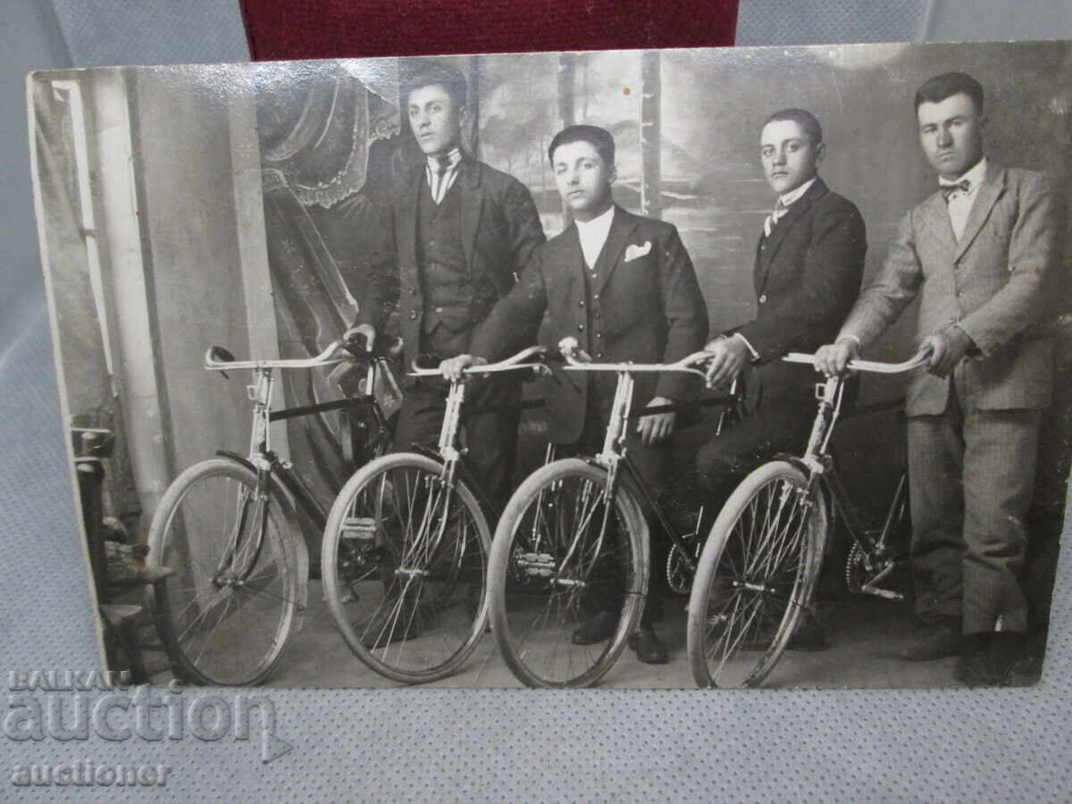 CYCLISTS-WHEEL with price 40.00 BGN | € 20.45