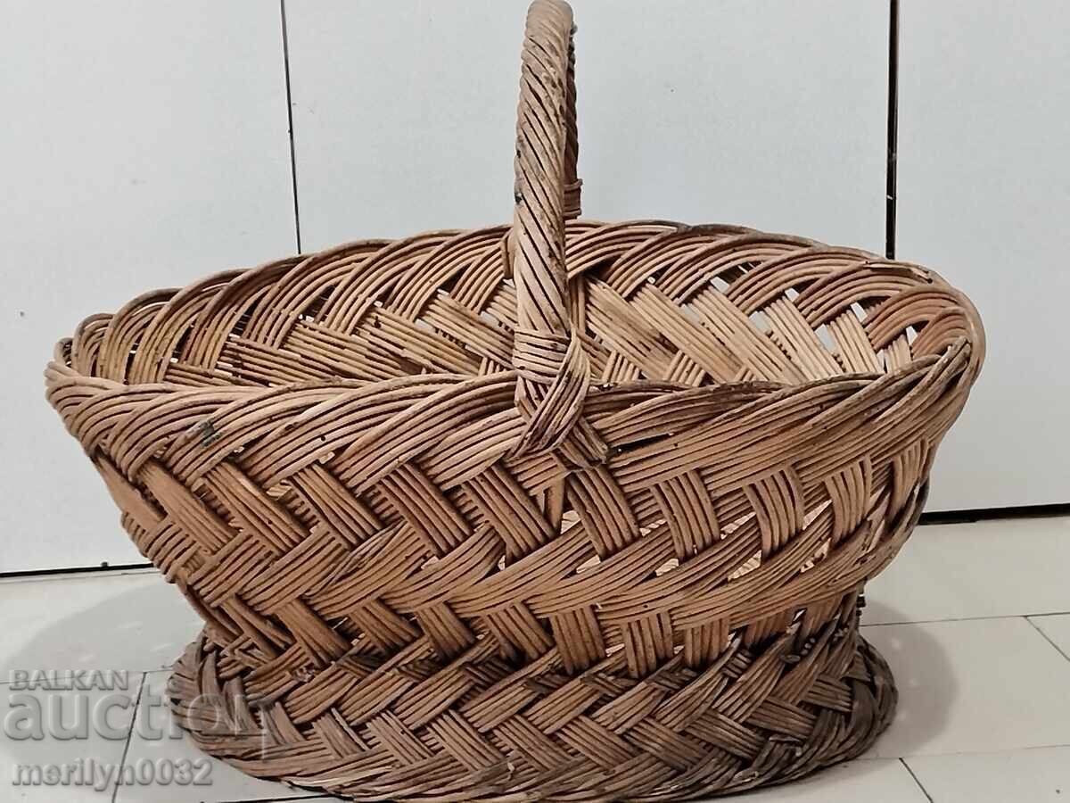 Old wicker basket paner basket Old wicker basket paner basket