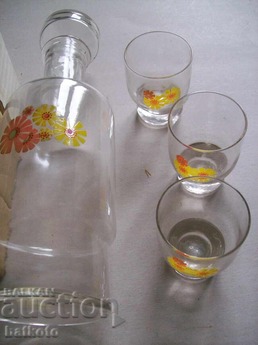 Auction Old sauce service in packaging. Auction Old sauce service in packaging.