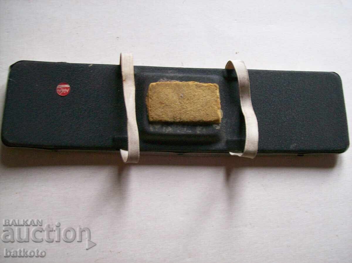 Oglinda retrovizoare veche cu preț 3.99 BGN | € 2.04 Oglinda retrovizoare veche cu preț 3.99 BGN | € 2.04