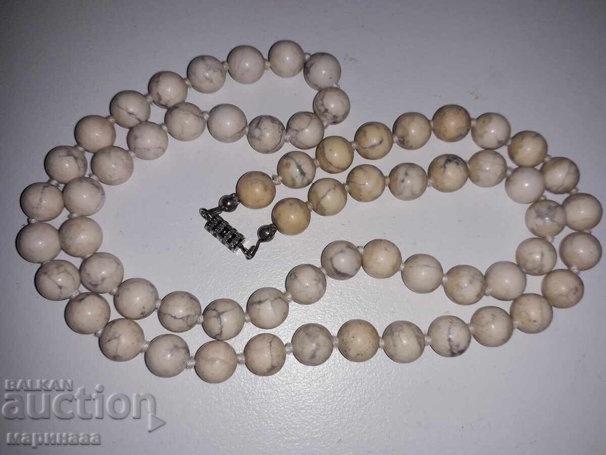 NECKLACE. WHITE AGATE