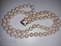 NECKLACE. WHITE AGATE
