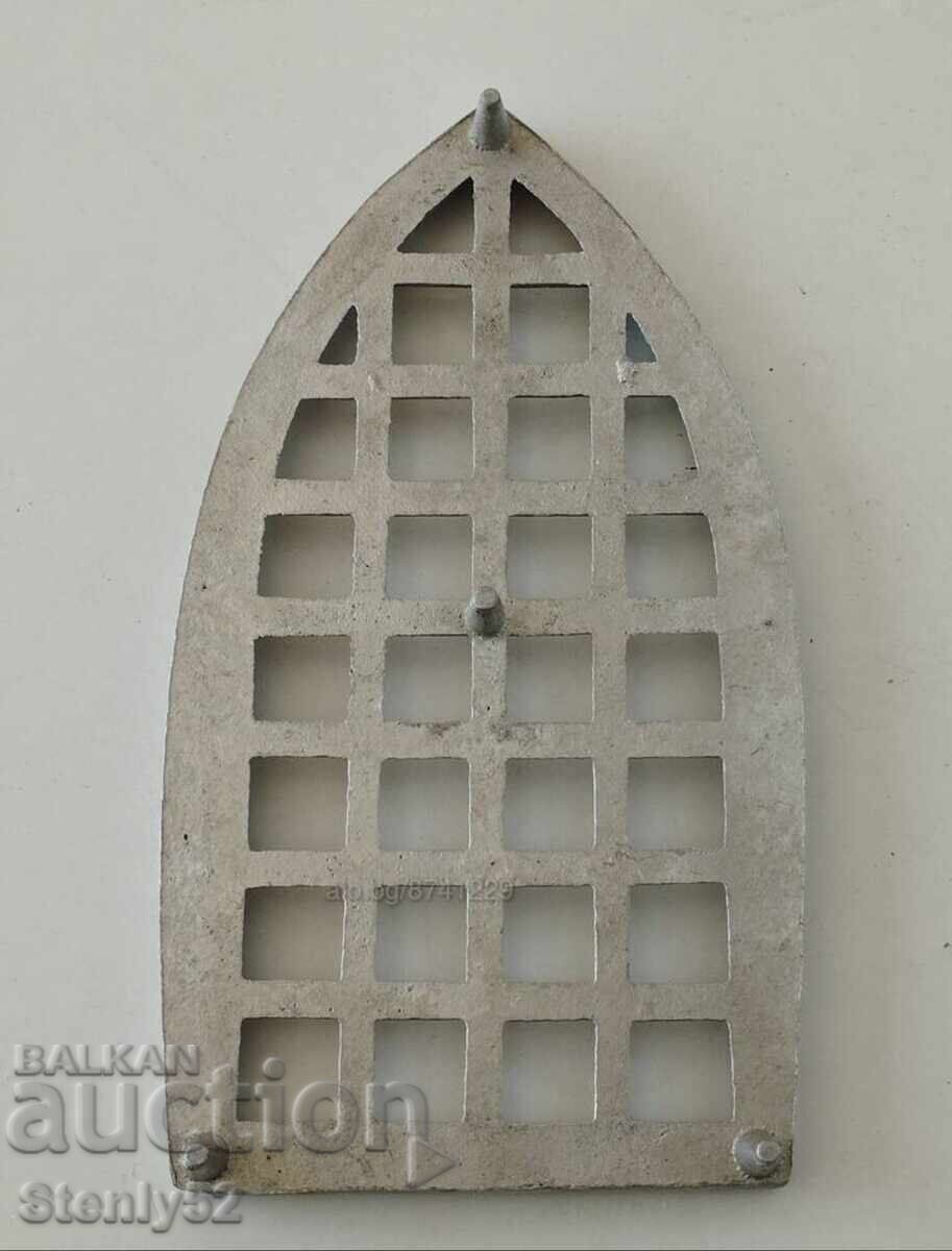 Suport din aluminiu turnat pentru fier de călcat, vase cu preț 10.00 BGN | € 5.11