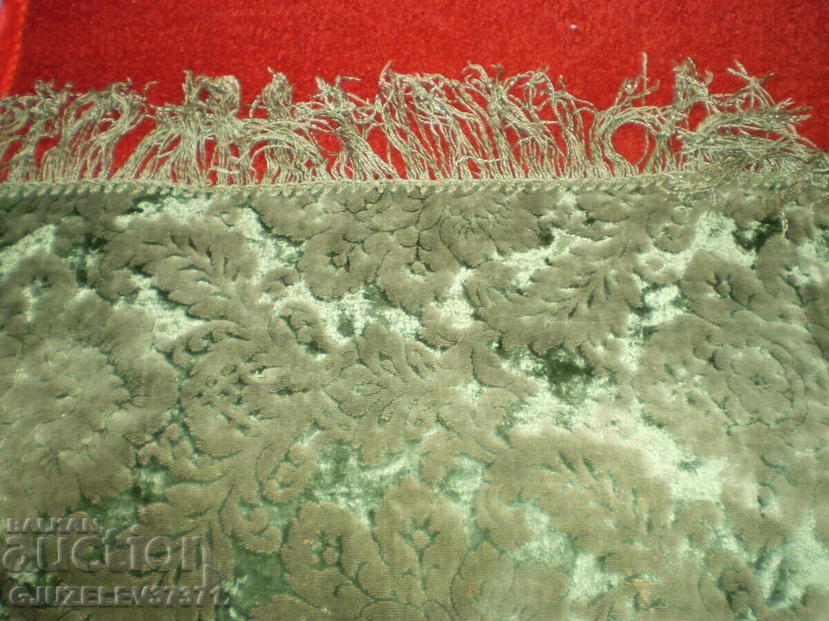 Fata de masa dreptunghiulara vintage din catifea cu un design foarte frumos cu preț 160.00 BGN | € 81.81