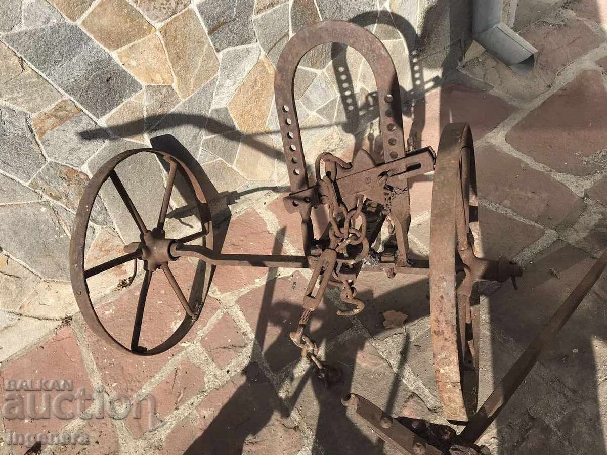 Delivery of PLOW PLOW ANTIQUE SET METAL FORGED Delivery of PLOW PLOW ANTIQUE SET METAL FORGED