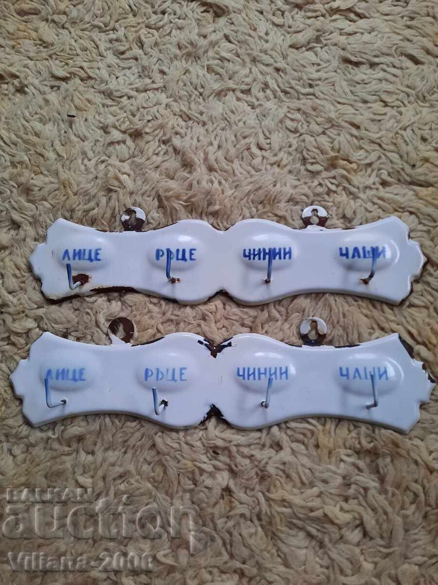 Παλιά εμαγιέ κρεμάστρα 2 τεμαχίων.