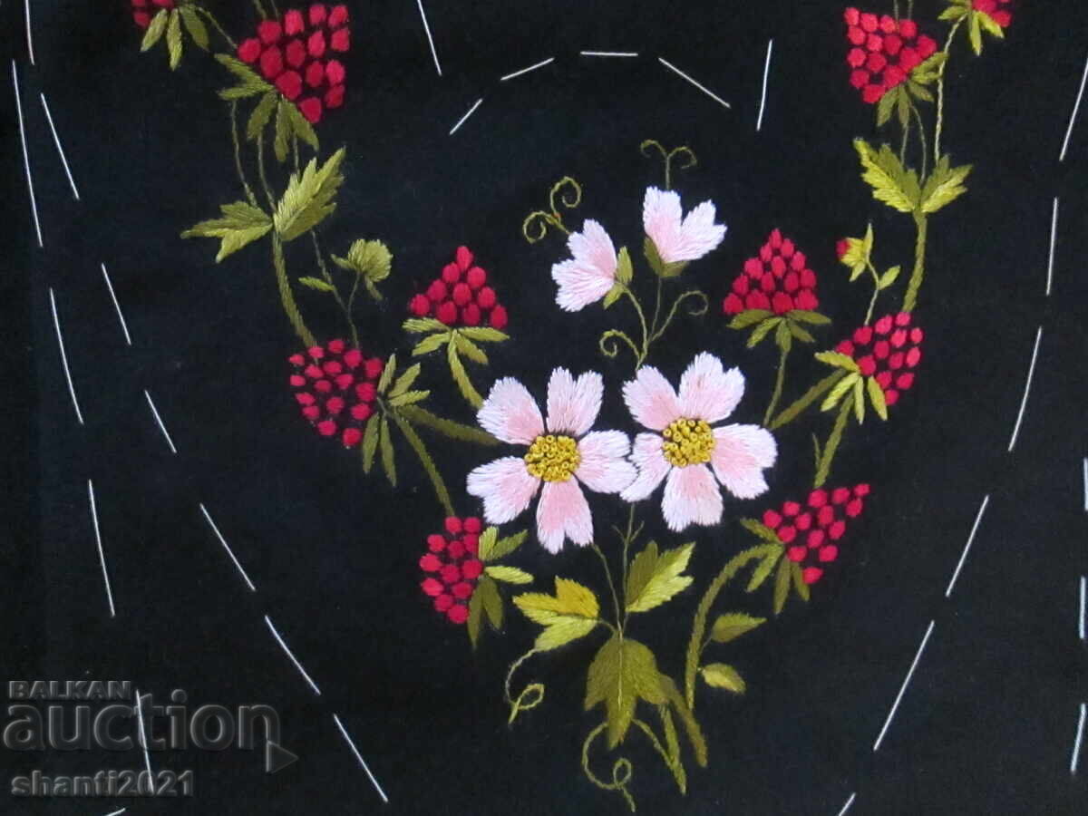 Motiv vechi de broderie manuală, țesătură de lână, fire de mătase cu preț 35.00 BGN | € 17.90 Motiv vechi de broderie manuală, țesătură de lână, fire de mătase cu preț 35.00 BGN | € 17.90