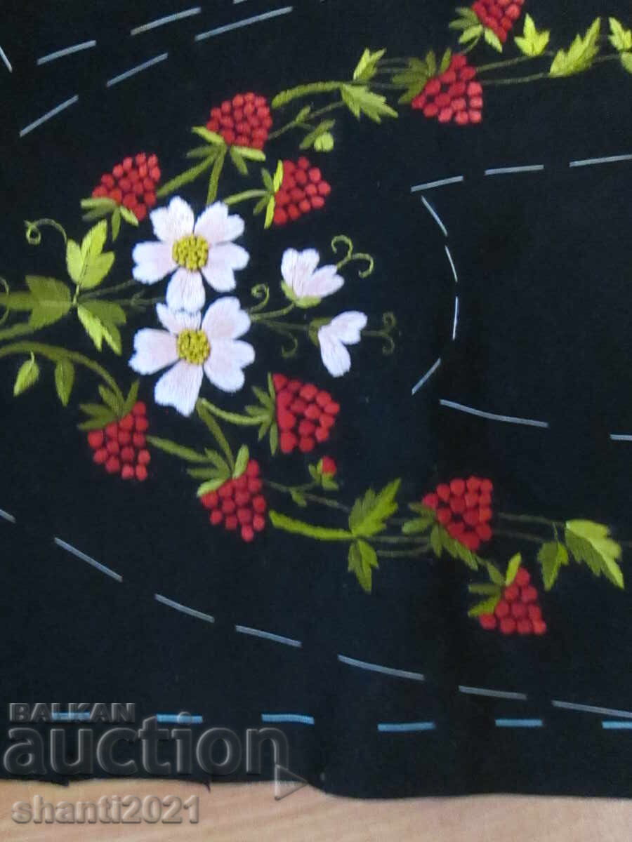 Licitație Motiv vechi de broderie manuală, țesătură de lână, fire de mătase Licitație Motiv vechi de broderie manuală, țesătură de lână, fire de mătase