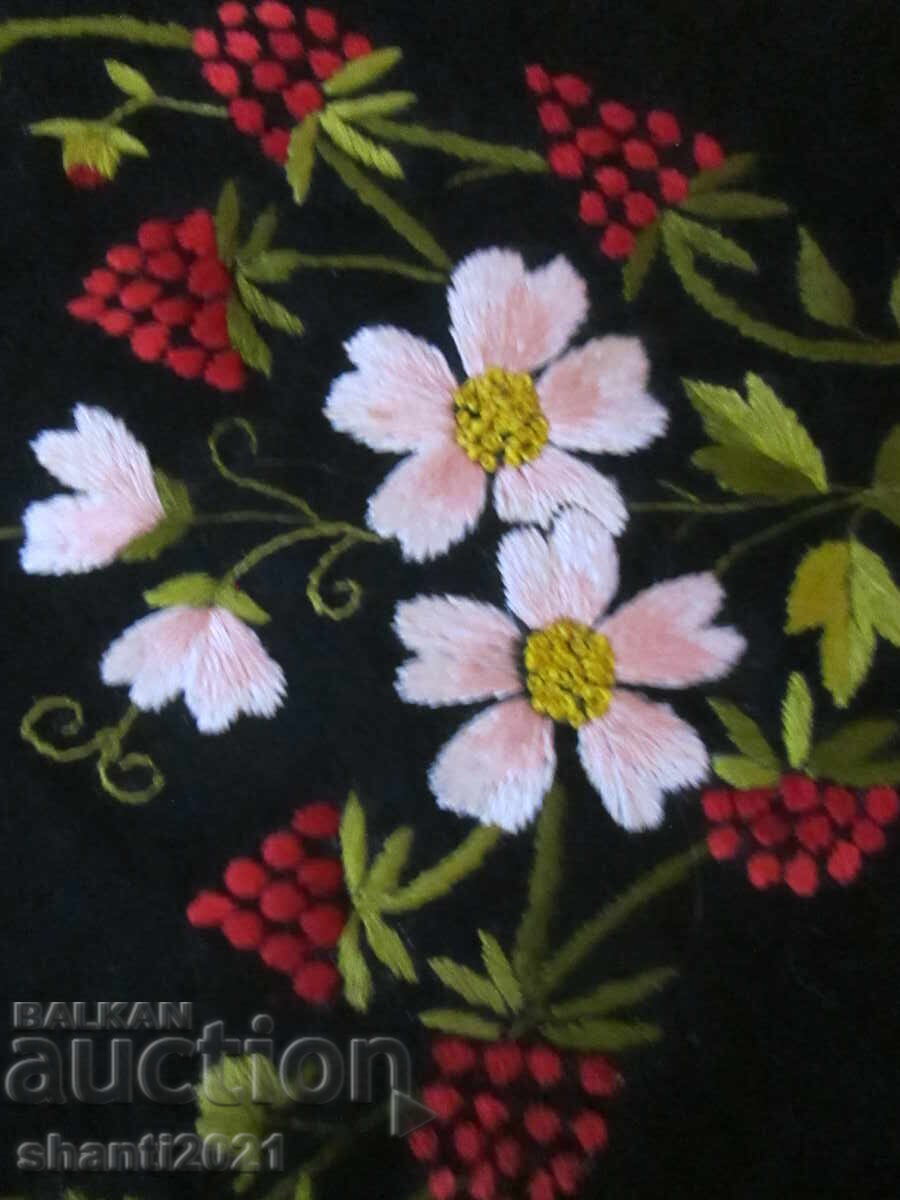 Motiv vechi de broderie manuală, țesătură de lână, fire de mătase - 5 Motiv vechi de broderie manuală, țesătură de lână, fire de mătase - 5