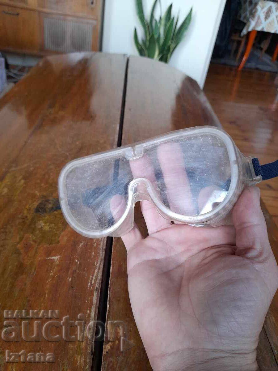 Old safety glasses with price 16.00 BGN | € 8.18 Old safety glasses with price 16.00 BGN | € 8.18