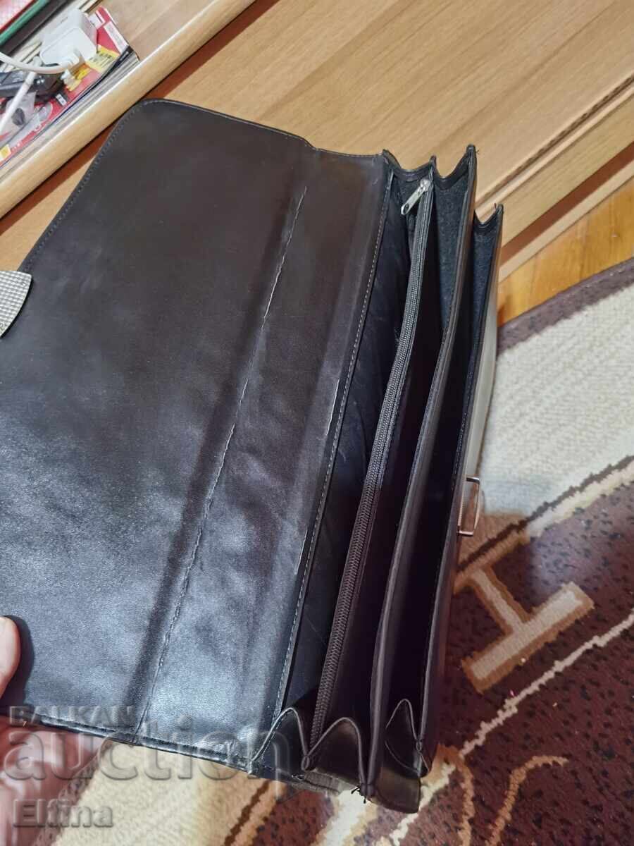 Auction Elegant men's briefcase - style and convenience in one! Auction Elegant men's briefcase - style and convenience in one!