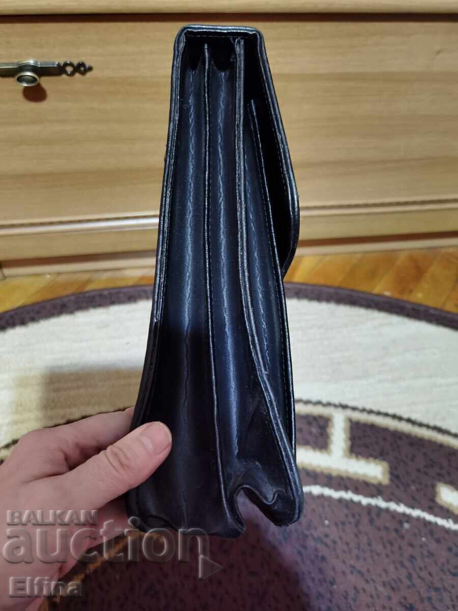 Delivery of Elegant men's briefcase - style and convenience in one! Delivery of Elegant men's briefcase - style and convenience in one!