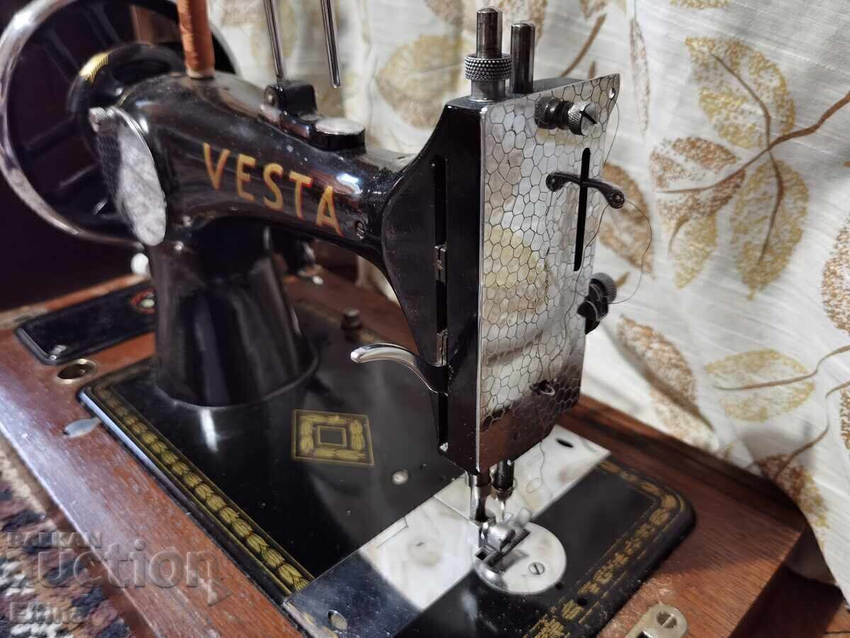 Mașină de cusut antică VESTA cu capac original din lemn - 5