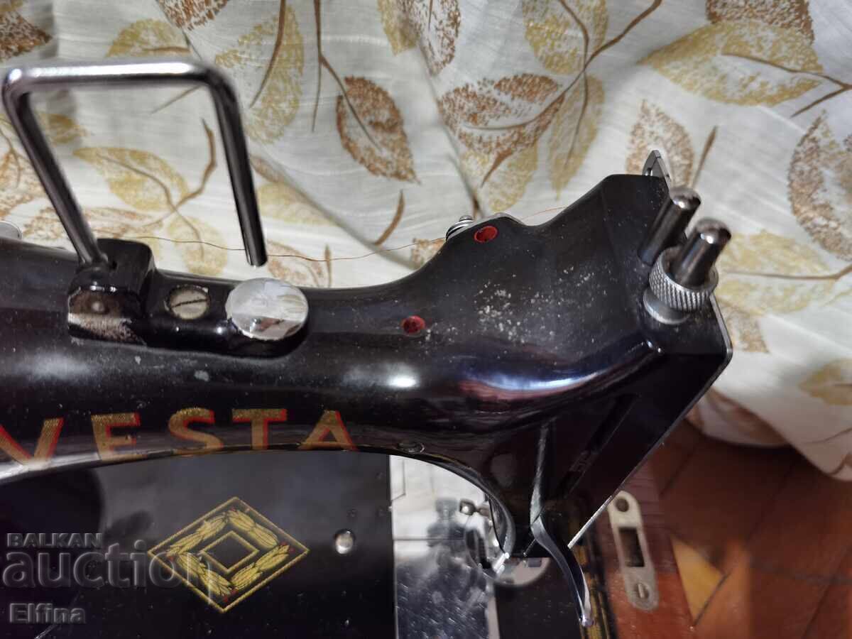 Mașină de cusut antică VESTA cu capac original din lemn - 6