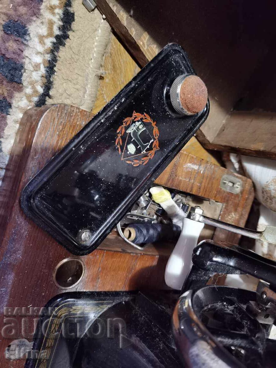 Mașină de cusut antică VESTA cu capac original din lemn - 7