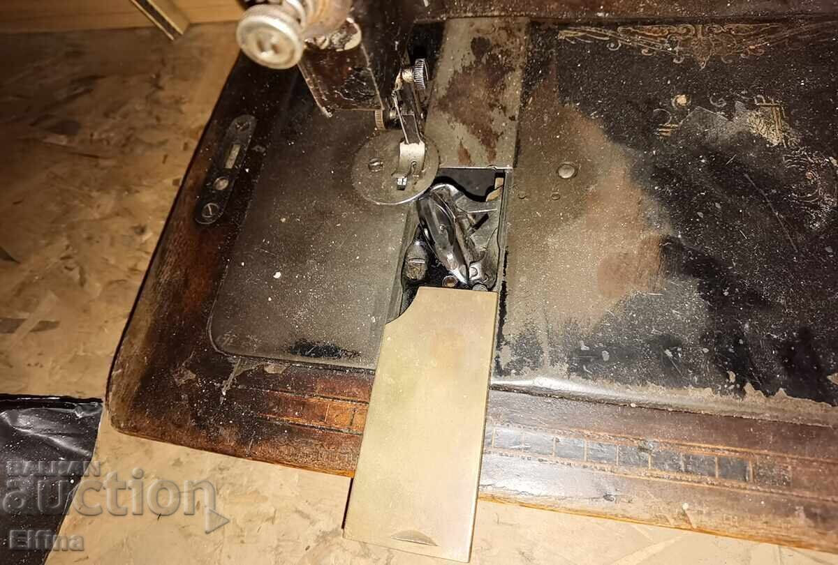 Delivery of Naumann sewing machine for collectors Delivery of Naumann sewing machine for collectors