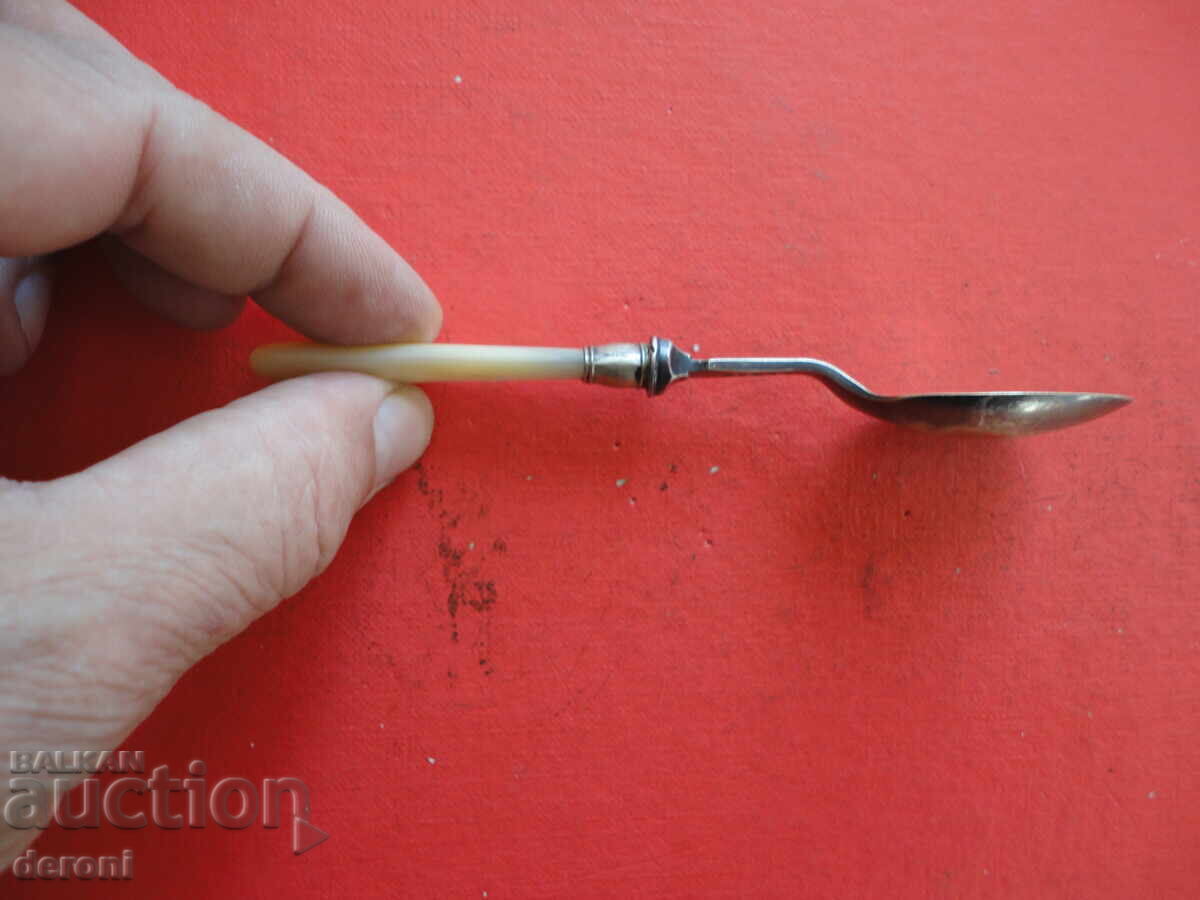 Lingură antică unică 3 cu preț 25.00 BGN | € 12.78 Lingură antică unică 3 cu preț 25.00 BGN | € 12.78