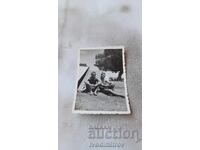 Photo Two young men in shorts in front of a tent