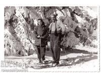 OLD PHOTO OF SKIERS IN THE MOUNTAIN D427