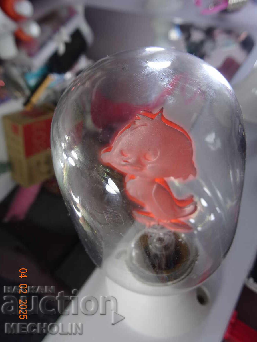 Аукцион СТАРА РЕТРО  ГОЛЯМА ЛАМПА СЪС СВЕТЕЩО ПАТЕ