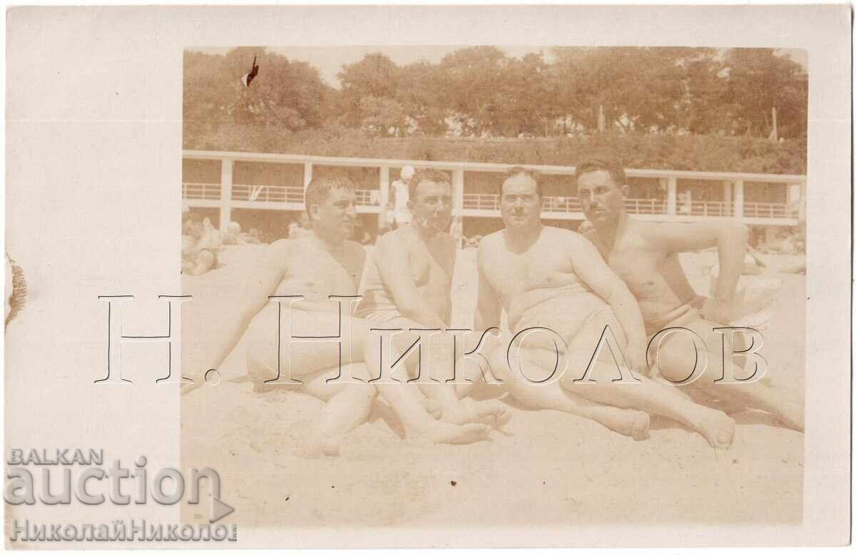 ΠΑΛΙΑ ΦΩΤΟ ΒΑΡΝΑ ΑΝΤΡΕΣ ΣΤΗΝ ΠΑΡΑΛΙΑ D435