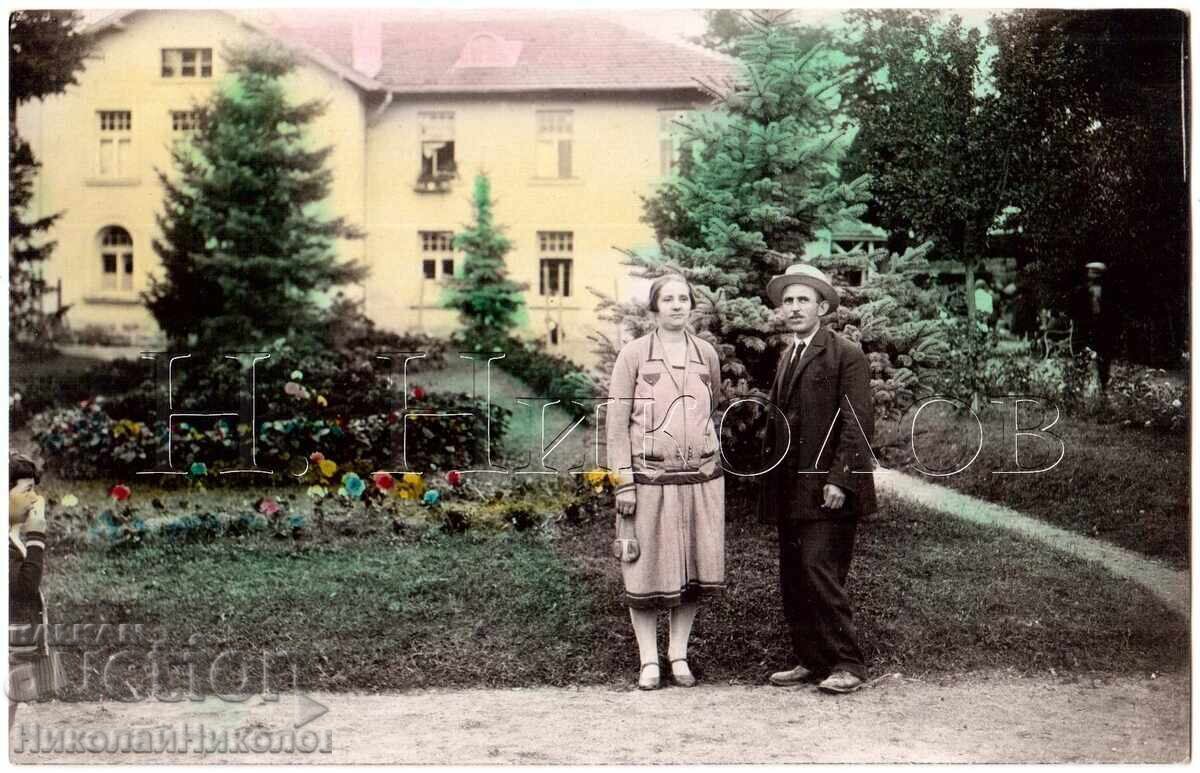 OLD PHOTO FAMILY AT A RESORT D436