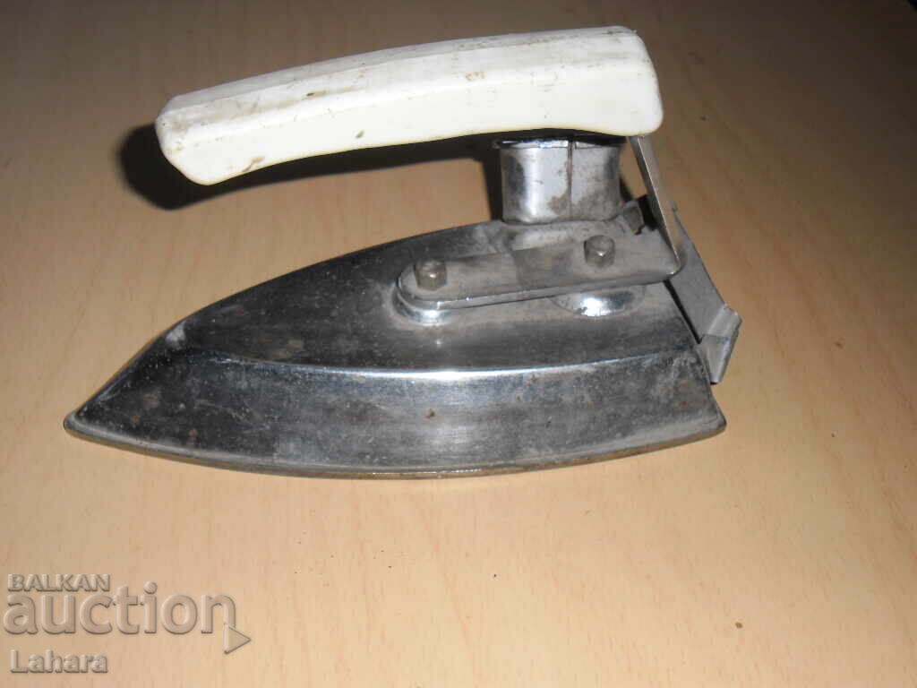 Grandma's antique iron with price 4.00 BGN | € 2.05 Grandma's antique iron with price 4.00 BGN | € 2.05