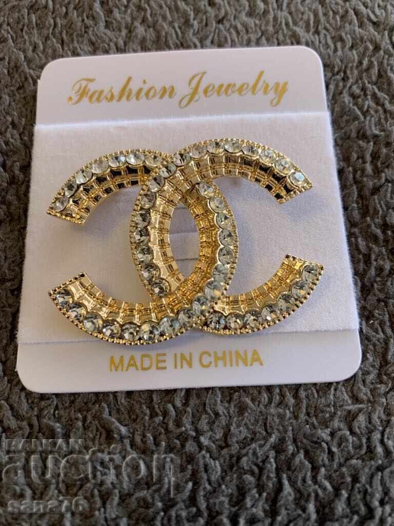 Όμορφη νέα γυναικεία καρφίτσα