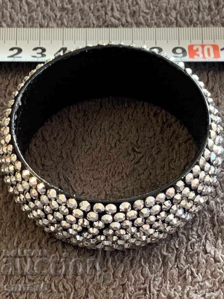 Brățară nouă frumoasă de damă-1 cu preț € 2.00 | 3.91 BGN