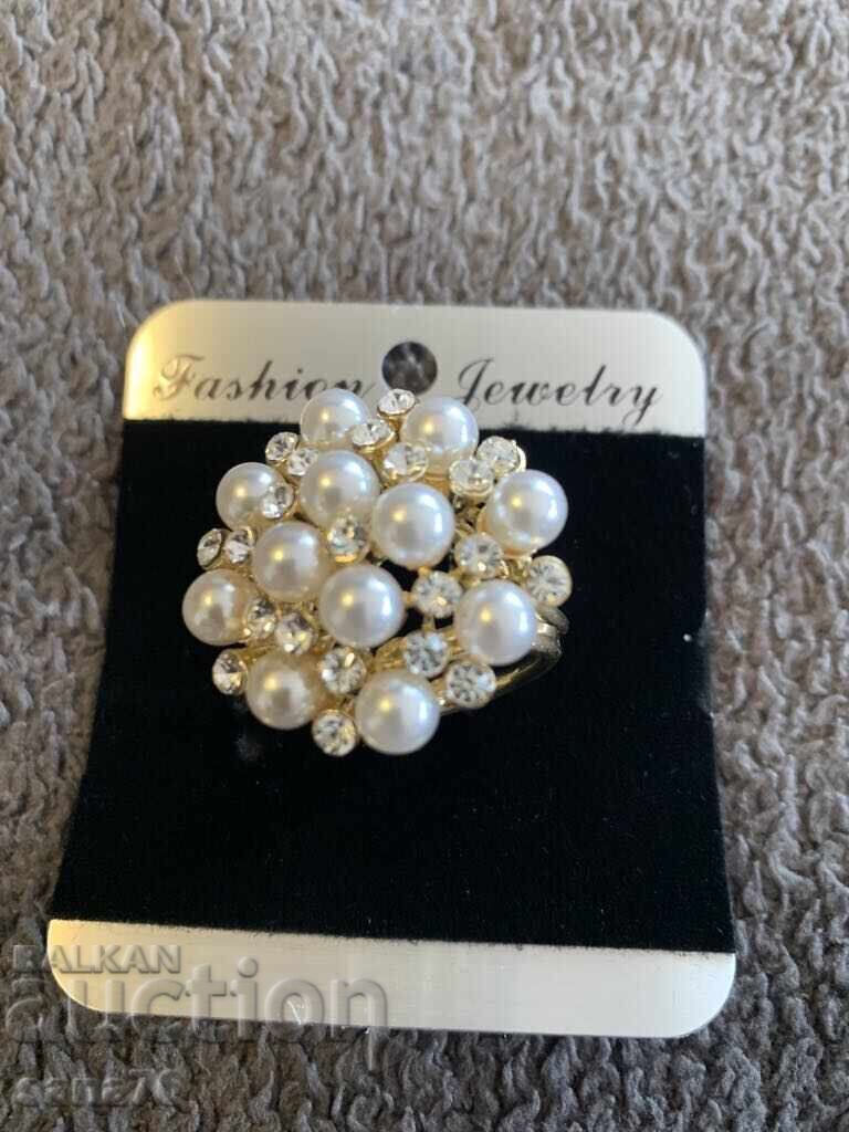 Beautiful new women's ring with pearls with price 5.00 BGN | € 2.56 Beautiful new women's ring with pearls with price 5.00 BGN | € 2.56