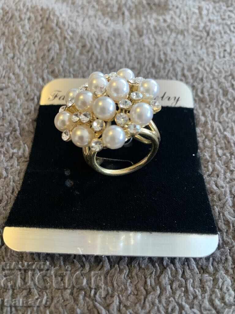 Beautiful new women's ring with pearls Beautiful new women's ring with pearls
