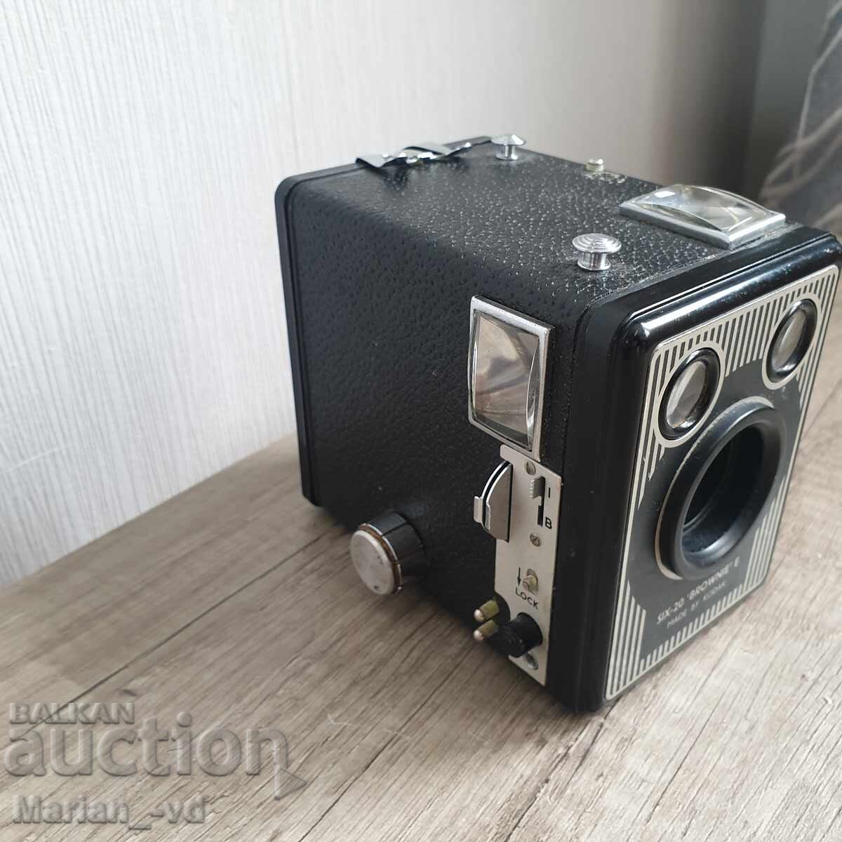 Kodak Six-20 Brownie camera with price 45.00 BGN | € 23.01 Kodak Six-20 Brownie camera with price 45.00 BGN | € 23.01