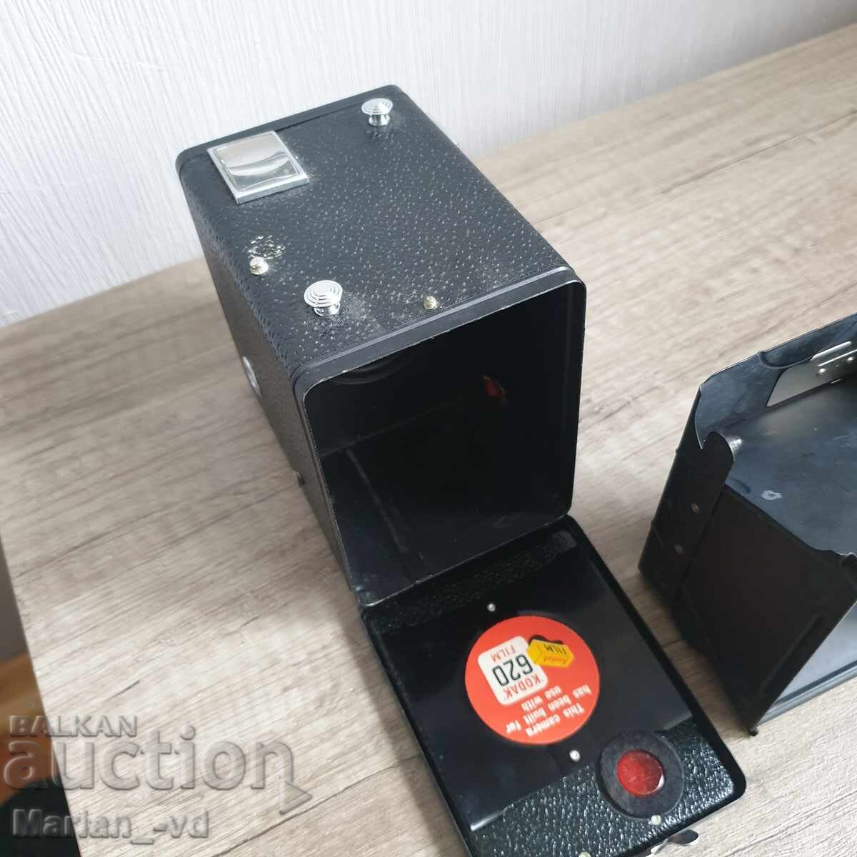 Kodak Six-20 Brownie camera - 7 Kodak Six-20 Brownie camera - 7