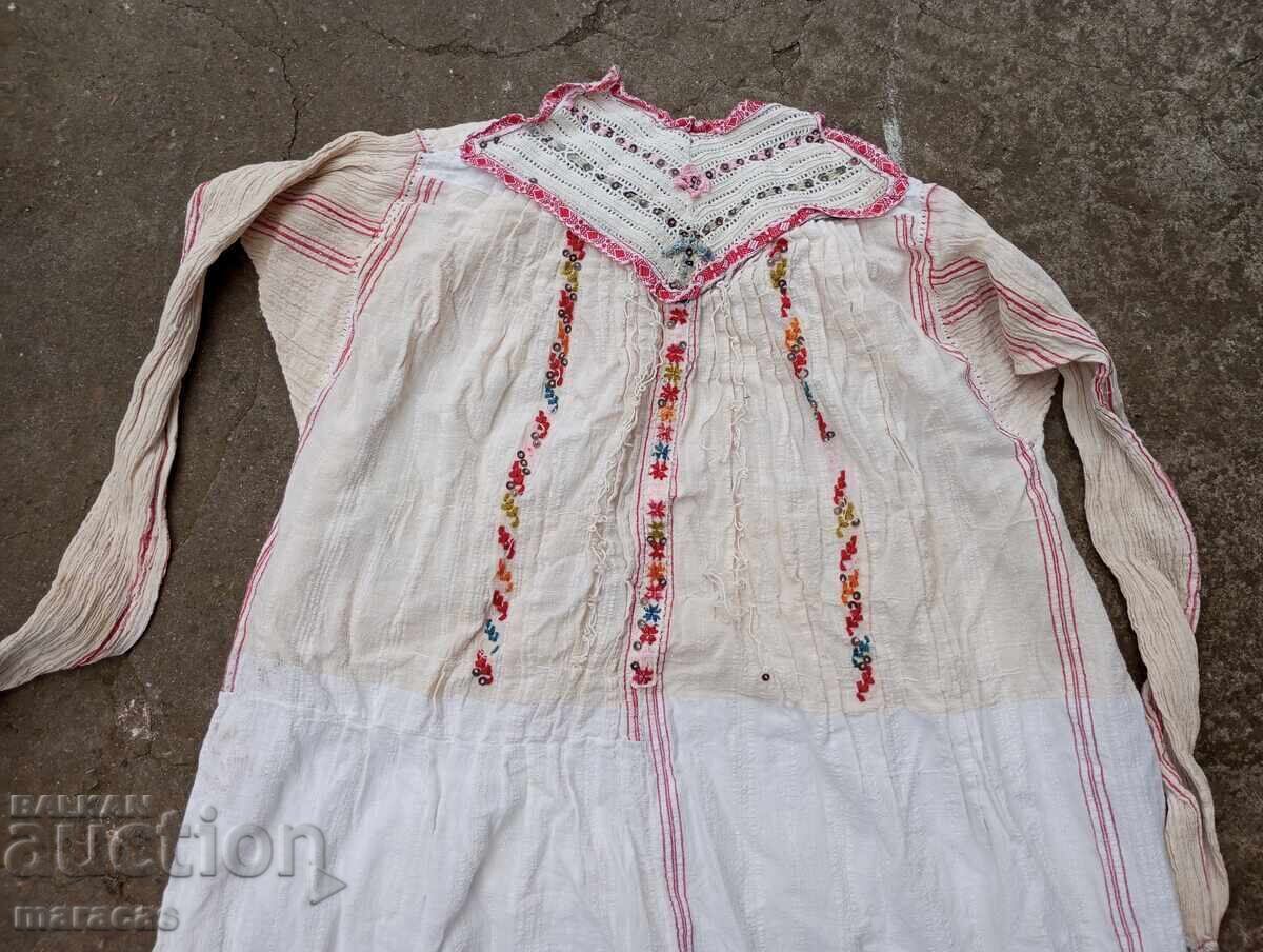 Стара женска носия, роба с цена 40.00 лв. | € 20.45 Стара женска носия, роба с цена 40.00 лв. | € 20.45