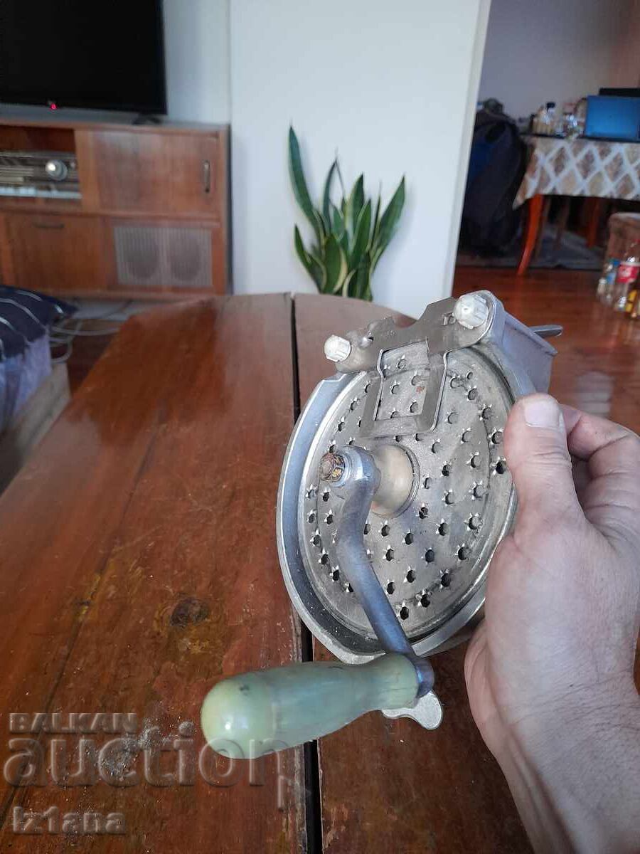 Old grinder, grater with price 65.00 BGN | € 33.23 Old grinder, grater with price 65.00 BGN | € 33.23