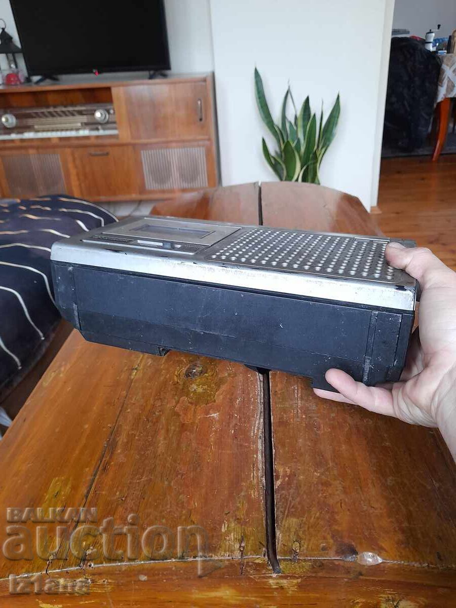 Old Hitachi radio cassette player - 6 Old Hitachi radio cassette player - 6