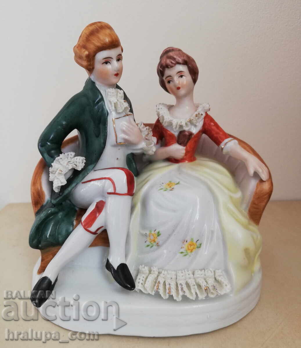 Стара порцеланова фигура Стара порцеланова фигура