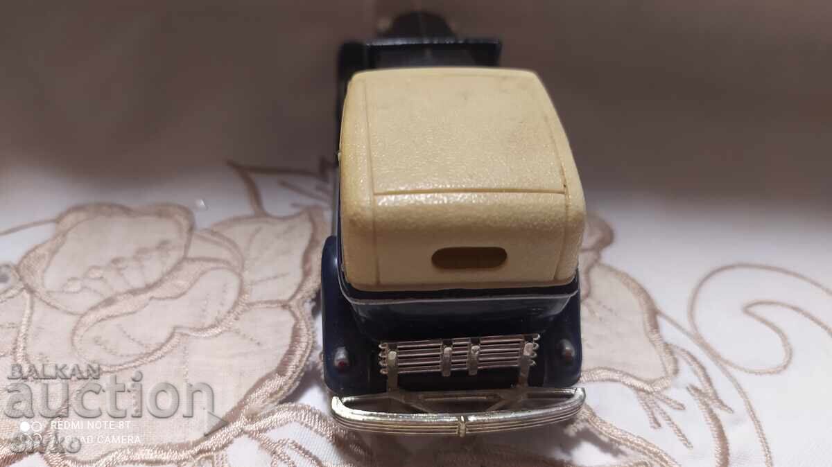 Delivery of CADILLAC V16 1933 car Delivery of CADILLAC V16 1933 car