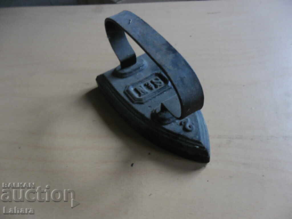 Antique metal iron with price 24.00 BGN | € 12.27