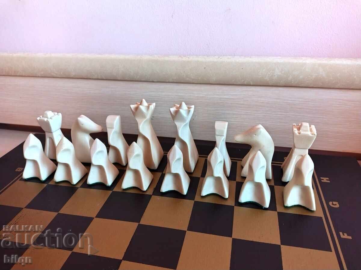 Interesant șah vechi, table cu preț 69.98 BGN | € 35.78 Interesant șah vechi, table cu preț 69.98 BGN | € 35.78