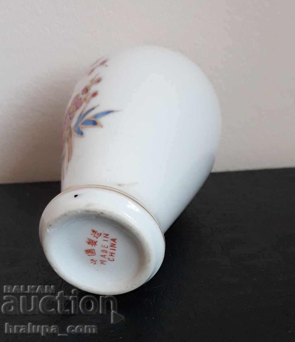 Δημοπρασία Μικρό πορσελάνινο βάζο διακοσμημένο με λουλούδια και πουλί, επιχρυσωμένο Δημοπρασία Μικρό πορσελάνινο βάζο διακοσμημένο με λουλούδια και πουλί, επιχρυσωμένο