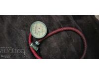 Pressure gauge with hose and valve