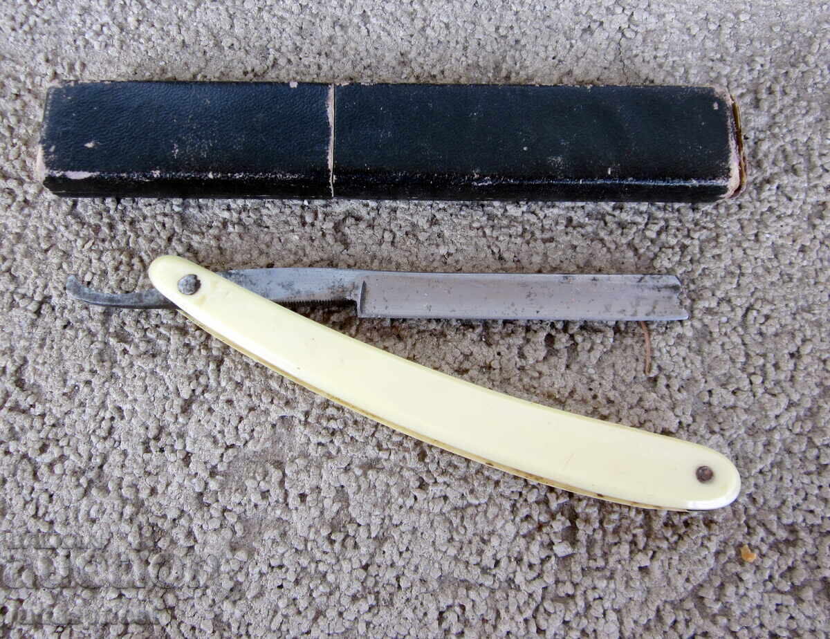 Αντίκα γερμανικό ξυράφι 2 κορώνα & σπαθί με κουτί με τιμή 40.00 BGN | € 20.45 Αντίκα γερμανικό ξυράφι 2 κορώνα & σπαθί με κουτί με τιμή 40.00 BGN | € 20.45